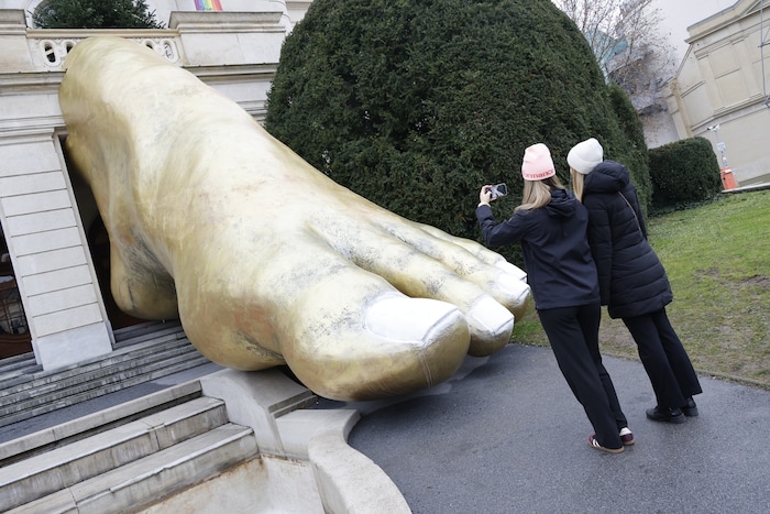 Viele Passanten bleiben stehen und machen Fotos.