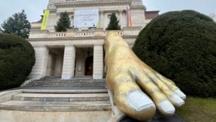 Nicht zu übersehen: der gigantische Goldfuß vor der Grazer Oper