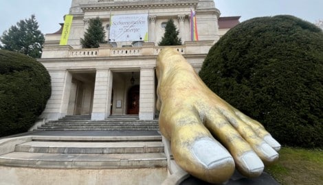 Nicht zu übersehen: der gigantische Goldfuß vor der Grazer Oper
