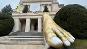 Nicht zu übersehen: der gigantische Goldfuß vor der Grazer Oper