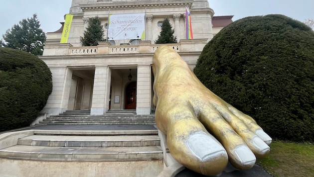 Nicht zu übersehen: der gigantische Goldfuß vor der Grazer Oper
