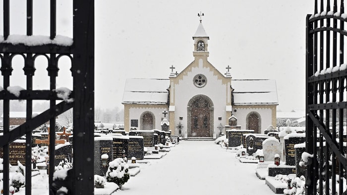 Im weißen Kleid: die besonders schöne Friedhofskapelle in Bruck.