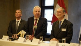 Gastgeber und Landtagspräsident Gerald Deutschmann (re.) mit TU-Rektor Horst Bischof (li.) und ...