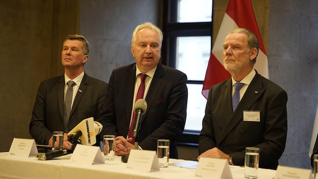 Gastgeber und Landtagspräsident Gerald Deutschmann (re.) mit TU-Rektor Horst Bischof (li.) und ...