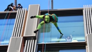 Die Höhenretter der Berufsfeuerwehr Innsbruck nahmen sich am Mittwoch Zeit, um den Kindern in ...