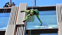 Die Höhenretter der Berufsfeuerwehr Innsbruck nahmen sich am Mittwoch Zeit, um den Kindern in ...