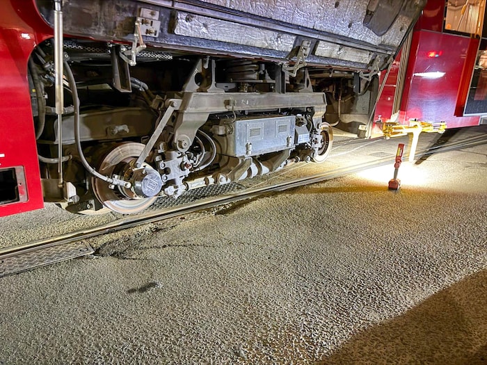 Die aus den Schienen gesprungenen Räder.