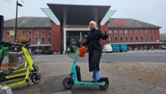 Viele Fahrgäste nehmen den Scooter mit in den Zug.