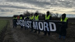 Angeblich seien die Aktivisten auf einer öffentlichen Straße gestanden.
