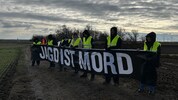 Angeblich seien die Aktivisten auf einer öffentlichen Straße gestanden.