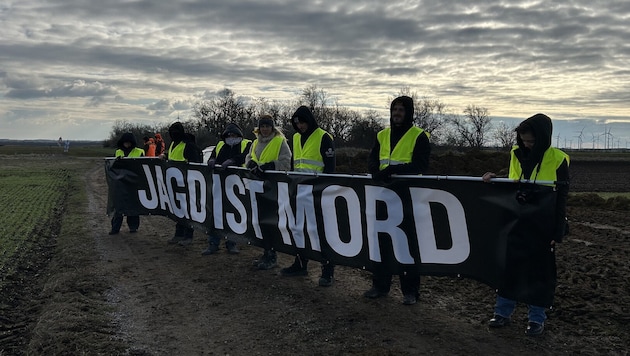 Angeblich seien die Aktivisten auf einer öffentlichen Straße gestanden.
