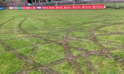 Der frisch sanierte Rasen wurde mit dem BMW „umgepflügt“.