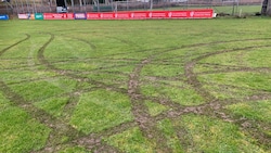 Der frisch sanierte Rasen wurde mit dem BMW „umgepflügt“.