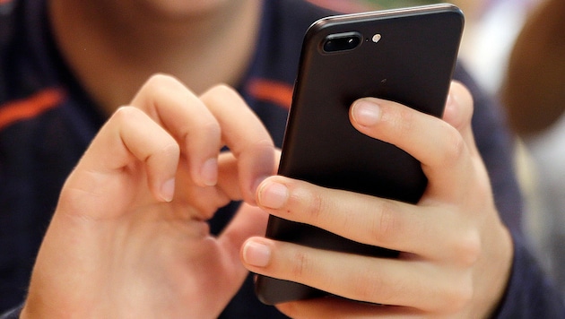 Ein Lehrer soll heimlich Aufnahmen angefertigt haben (Symbolbild).