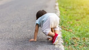 Das Baby krabbelte auf eine Autobahn. (Symbolbild)