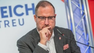 FPÖ-Generalsekretär Christian Hafenecker flog Business Class nach Malaysien.