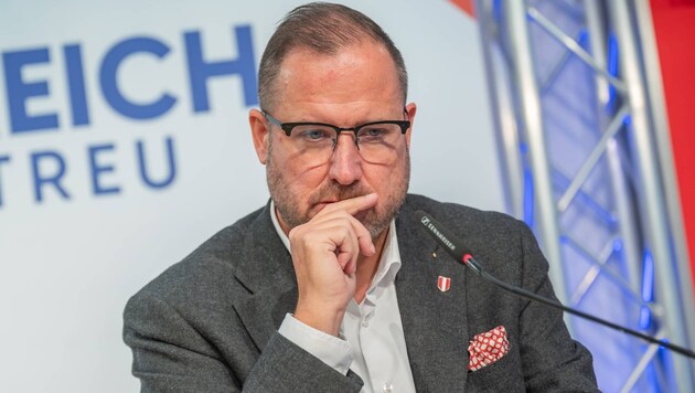 FPÖ-Generalsekretär Christian Hafenecker flog Business Class nach Malaysien.