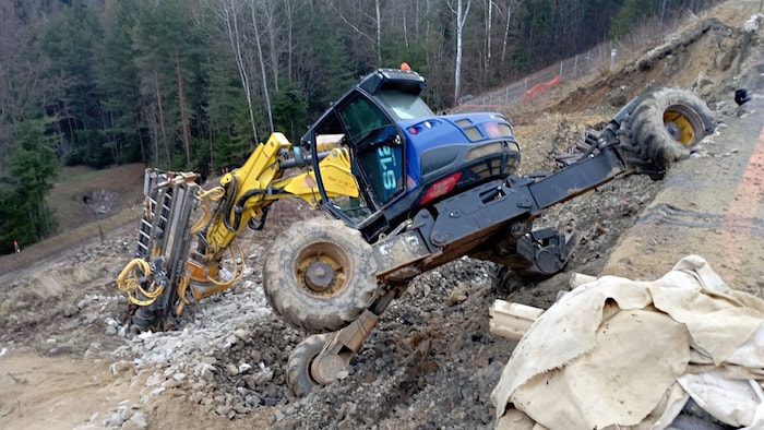 Der Bagger musste von der Feuerwehr geborgen werden.