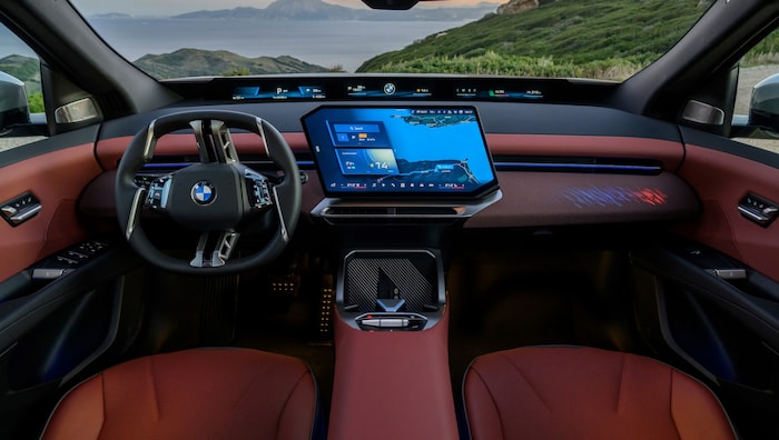 Der Cockpit-Aufbau des iX3 ist revolutionär neuartig. Das Serienlenkrad (das der Testwagen nicht ...