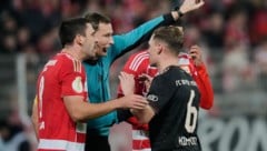 Rani Khedira (l.) in der Diskussion mit Joshua Kimmich