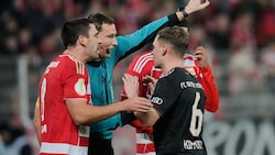 Rani Khedira (l.) in der Diskussion mit Joshua Kimmich