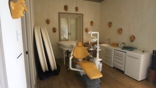Masken an den Wänden machen das „Behandlungszimmer“ noch schauriger.