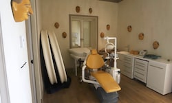 Masken an den Wänden machen das „Behandlungszimmer“ noch schauriger.