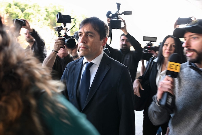 Matthew Perrys Arzt – hier auf dem Weg ins Gericht – wurde zu zweieinhalb Jahren Haft und einer ...