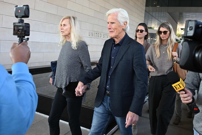 Matthew Perrys Mutter Suzanne und Stiefvater Keith Morrison nach der Gerichtsverhandlung am ...