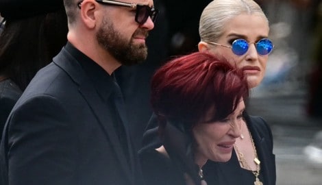 Sharon Osbourne mit ihren Kindern Jack und Kelly Osbourne beim Begräbnis von Ozzy Osbourne Ende ...