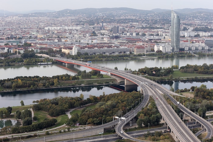 Die Brigittenauer Brücke führt über die Donauinsel und die A22 – einer der meist befahrenen ...