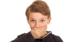 Hicks, hicks – dieses lustige Geräusch bewirkt bei anderen oft ein Lächeln.