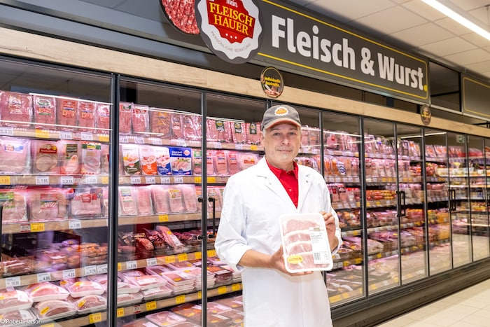 Die PENNY Fleischhauer freuen sich über glückliche Kunden.