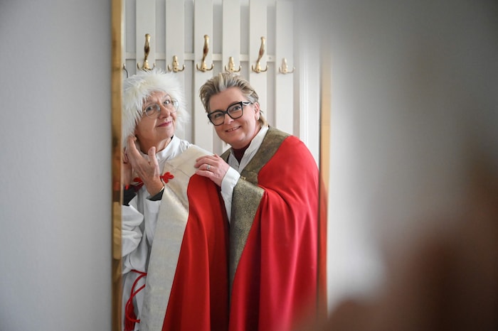 Beim Anziehen wird sich gegenseitig geholfen.