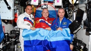 Brisanter Spionageverdacht um den Kosmonauten Oleg Artemjew (Mitte). 