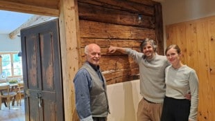 Christina Natascha Kogler Heimo Schinnerl, Martin und Stefanie Hinteregger beim ältesten Holzbalken des Gattererhofes: Der ...
