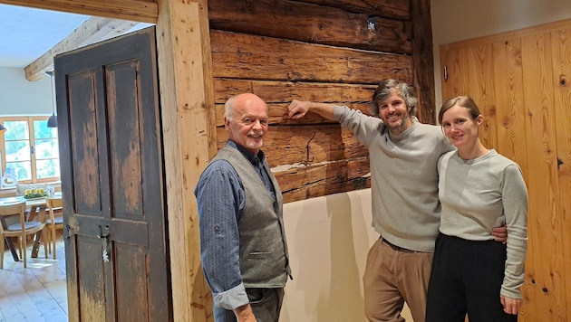 Heimo Schinnerl, Martin und Stefanie Hinteregger beim ältesten Holzbalken des Gattererhofes: Der ...