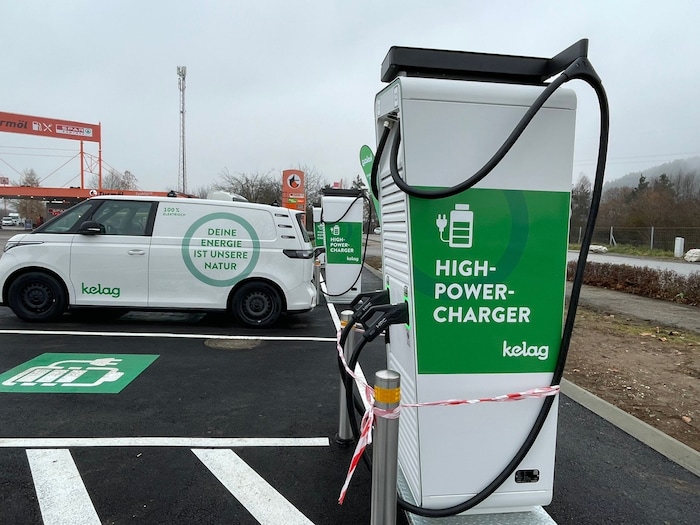 Sechs E-Autos können bei den Ladestationen direkt vor dem Gasthaus Mochoritsch laden.