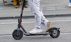 In Villach fuhr ein 58-Jähriger mit dem E-Scooter in den Tod.