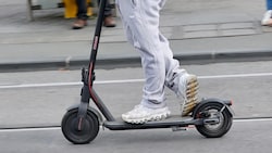 Der Fahrer des E-Scooters ergriff die Flucht. Die Polizei sucht nun nach ihm.