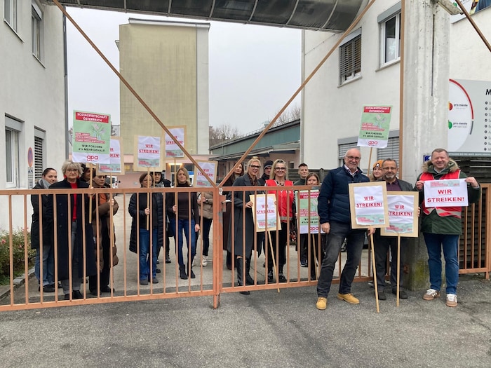 Zwischen ein und zwei Stunden streikten die Mitarbeitenden in unterschiedlichen Einrichtungen.