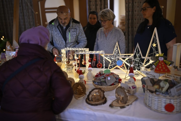 Beim Weihnachtsmarkt konnte man einkaufen und gustieren – und gleichzeitig das Areal der ...