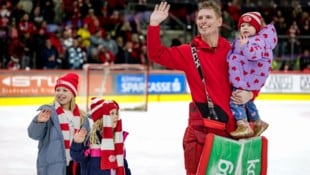 KAC-Tormann Sebastian Dahm mit seinen drei Töchtern Vilma, Alice und Lova (v. li.).