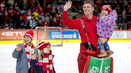 KAC-Tormann Sebastian Dahm mit seinen drei Töchtern Vilma, Alice und Lova (v. li.).