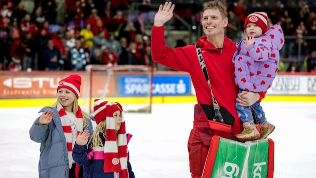 KAC-Tormann Sebastian Dahm mit seinen drei Töchtern Vilma, Alice und Lova (v. li.).
