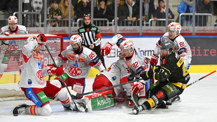 Beim 4:0-Sieg bei Pustertal verteidigten Kapitän Thomas Hundertpfund (li.) und Co. mit vereinten ...