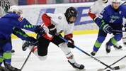Paul Sintschnig (Mi.) und Österreichs U18 steigen jetzt doch nicht in die B-Gruppe auf.
