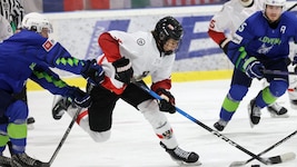 Paul Sintschnig (Mi.) und Österreichs U18 steigen jetzt doch nicht in die B-Gruppe auf.
