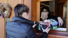 Fast jeder zweite Mensch ab 15 Jahren hilft in Österreich ehrenamtlich, zum Beispiel in Form von ...