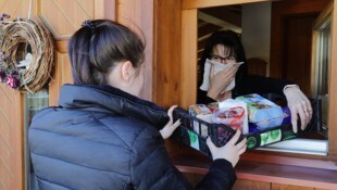 Fast jeder zweite Mensch ab 15 Jahren hilft in Österreich ehrenamtlich, zum Beispiel in Form von ...